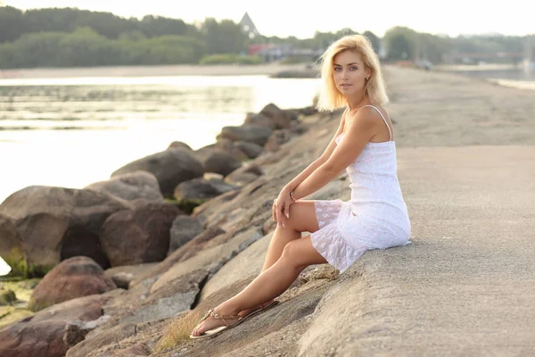 Joven Esbelta Mujer Por Mar Vestido Blanco —  Fotos de Stock