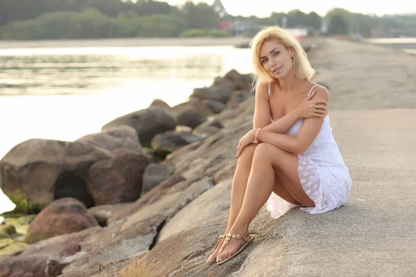 Joven Esbelta Mujer Por Mar Vestido Blanco —  Fotos de Stock
