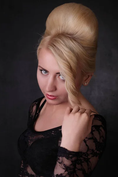 Молода Красива Блондинка Стилізованим Волоссям — стокове фото