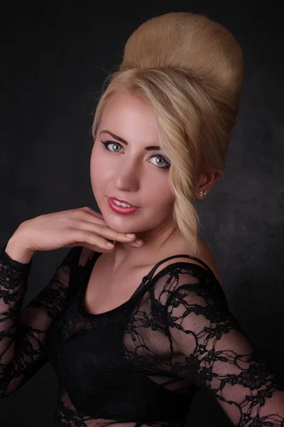 Молодая Красивая Блондинка Стильными Волосами — стоковое фото