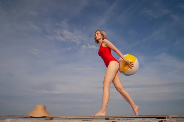 Joven Mujer Delgada Traje Baño Con Una Pelota Playa — Foto de Stock