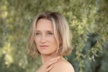 Beyaz arka plan üzerinde izole şehvetli genç sarışın bir kadın portresi