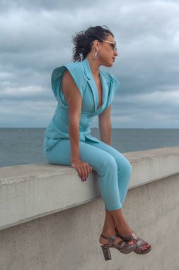 Mavi takım elbiseli güzel bir esmer.