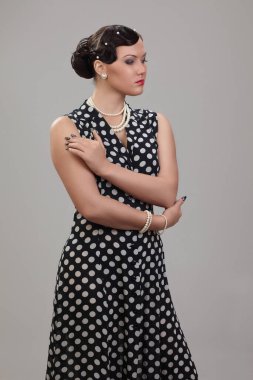 Puantiyeli elbiseli çekici kadın. Stüdyo fotoğrafı