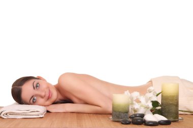 Beyaz arka planda kaplıcada dinlenen kadın