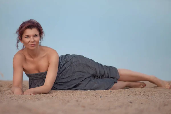 Erwachsene Frau Posiert Sand Einem Kleid — Stockfoto