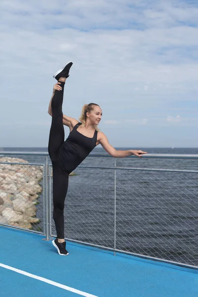 Joven Mujer Atlética Flexible Está Entrenando Estiramiento — Foto de Stock