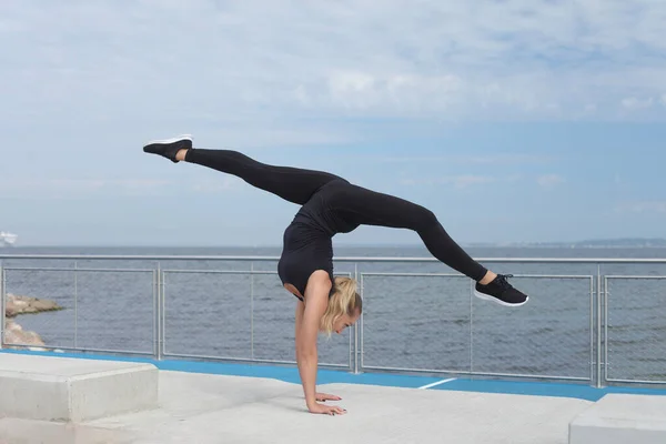 Joven Mujer Atlética Flexible Está Entrenando Estiramiento — Foto de Stock