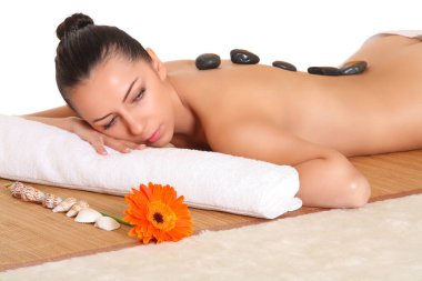 Beyaz arka planda kaplıcada dinlenen kadın