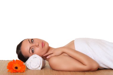 Beyaz arka planda kaplıcada dinlenen kadın