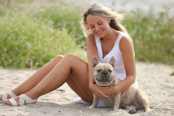 Junge Frau Mit Hund Weißen Sommerkleid — Stockfoto