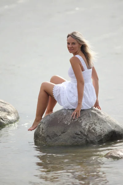 海のそばの白いドレスを着た幸せな女性 — ストック写真