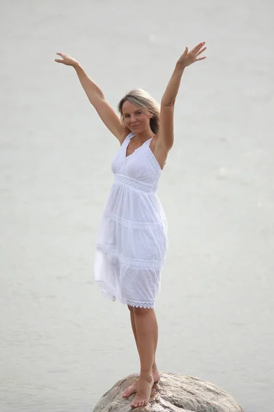 Счастливая Женщина Белом Платье Моря — стоковое фото
