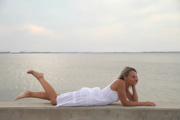 Glückliche Frau Weißen Kleid Meer — Stockfoto