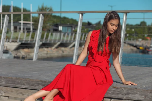 Junge Asiatische Teenager Rot Lange Mode Kleid — Stockfoto