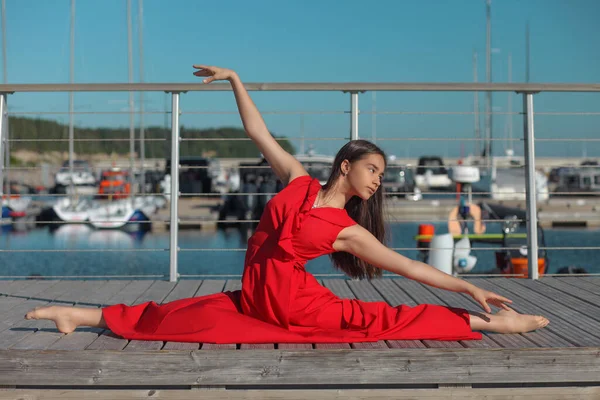 Mladá Beaty Flexibilní Asijské Žena Červených Šatech — Stock fotografie