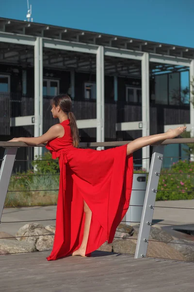 Joven Beaty Flexible Asiático Mujer Rojo Vestido — Foto de Stock