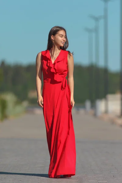 Молодой Азиатский Подросток Красном Платье Длинной Моды — стоковое фото