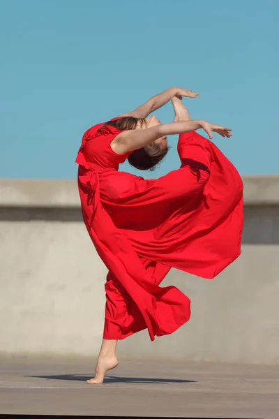 Muda Gemuk Fleksibel Perempuan Asia Dalam Gaun Merah — Stok Foto