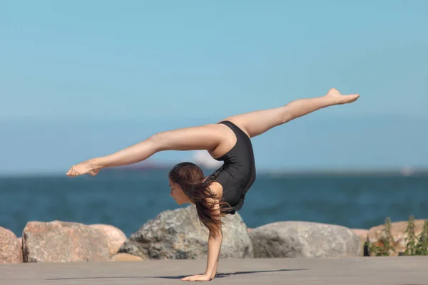Mladý Elegantní Flexibilní Gymnastka Plavkách Flexibilita Moře — Stock fotografie