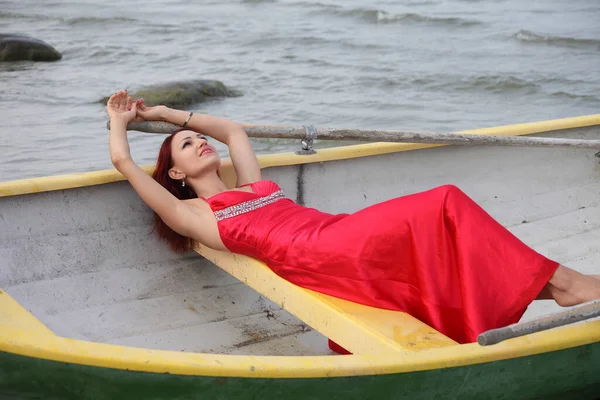 Junge Schlanke Frau Rotem Kleid Mit Holzboot Auf Dem Meer — Stockfoto