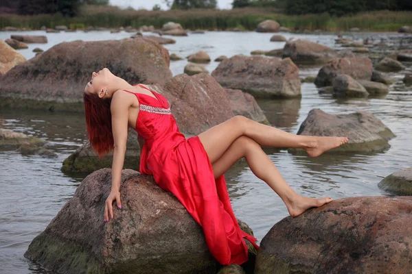 Junge Frau Kleid Strand Wasser — Stockfoto