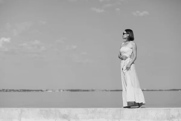 Νεαρή Λεπτή Γυναίκα Δίπλα Στη Θάλασσα Ποζάροντας Ρούχα — Φωτογραφία Αρχείου