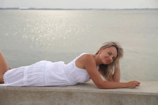 Mujer Feliz Vestido Blanco Junto Mar —  Fotos de Stock