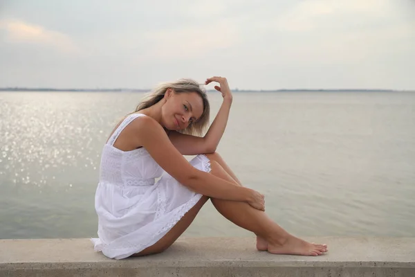 Deniz Kenarındaki Beyaz Elbiseli Mutlu Kadın — Stok fotoğraf