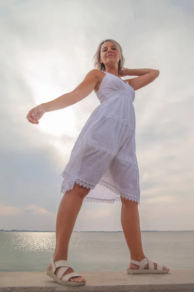 海のそばの白いドレスを着た幸せな女性 — ストック写真