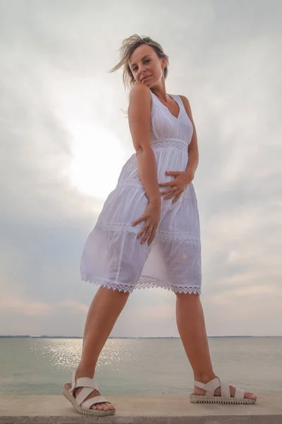 Щаслива Жінка Білій Сукні Біля Моря — стокове фото