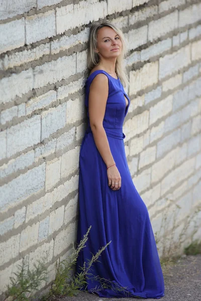 Junge Schöne Mädchen Einem Kleid Posiert Freien — Stockfoto