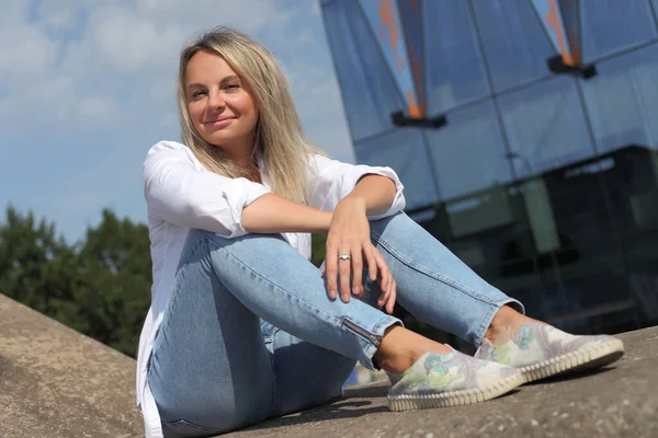 Jovem Mulher Europeia Jeans Uma Camisa Branca — Fotografia de Stock