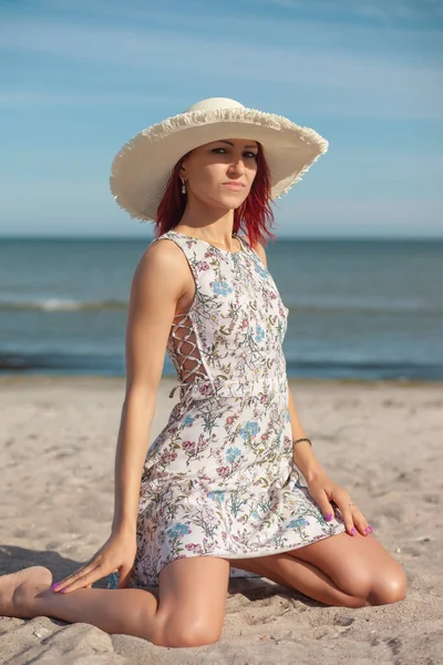 Menina Vestida Com Vestido Chapéu Verão — Fotografia de Stock