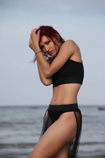 Ung Smal Kvinna Bikini Bakgrunden Havet — Stockfoto