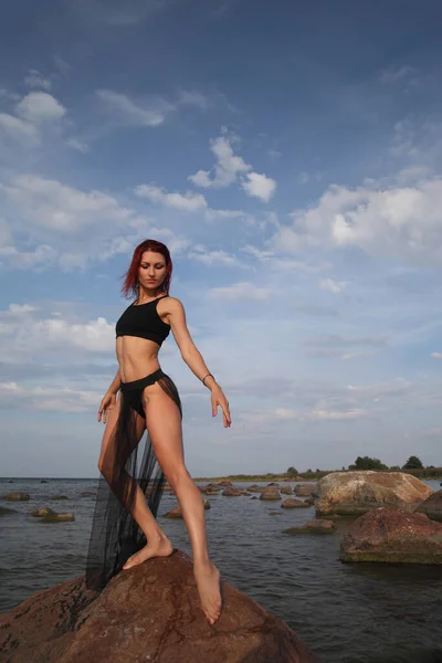 Junge Schlanke Frau Bikini Vor Dem Hintergrund Des Meeres — Stockfoto