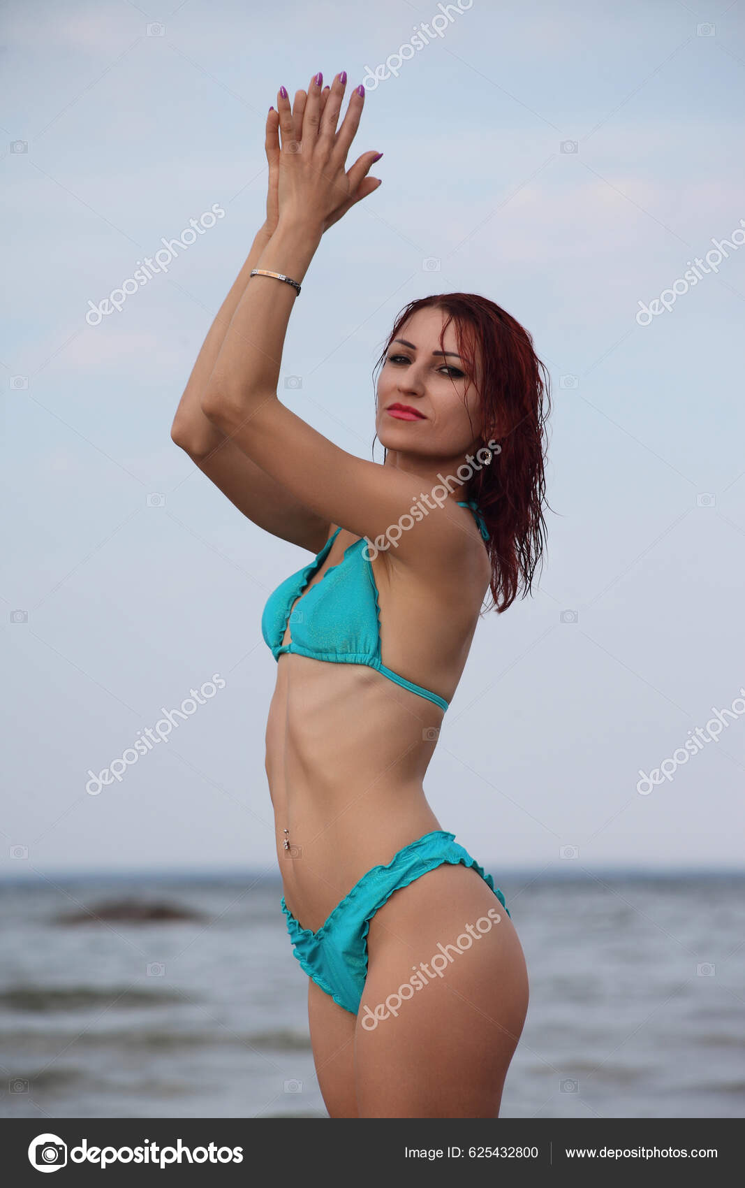 Frumos Femeie Sexy Bikini Plaja ⬇ Fotografie de stoc, imagine realizată de  © zhagunov #625432800