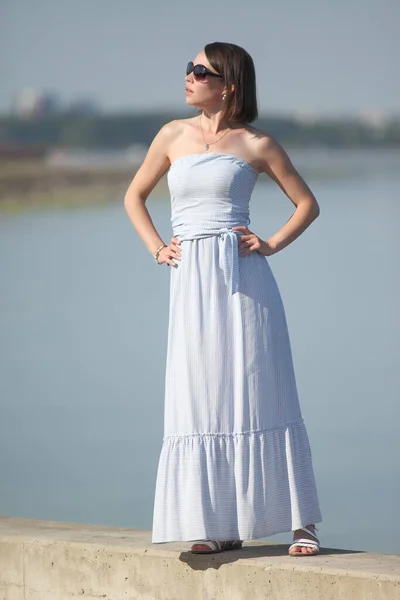 Młoda Smukła Kobieta Nad Morzem Pozowanie Ubraniu — Zdjęcie stockowe