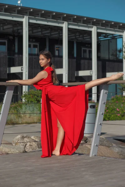 Mladá Beaty Flexibilní Asijské Žena Červených Šatech — Stock fotografie