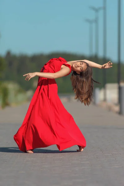 Młody Beaty Elastyczne Azji Kobieta Czerwony Sukienka — Zdjęcie stockowe