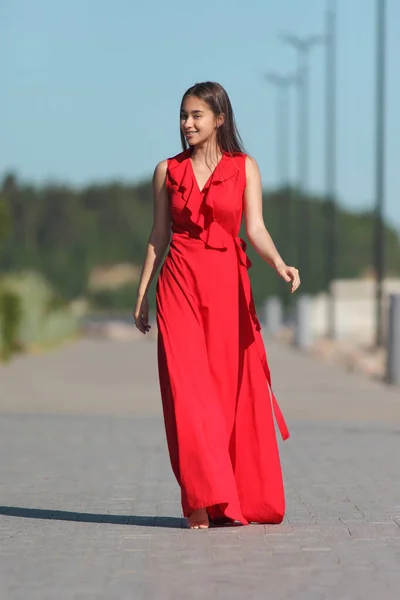 Молодой Азиатский Подросток Красном Платье Длинной Моды — стоковое фото