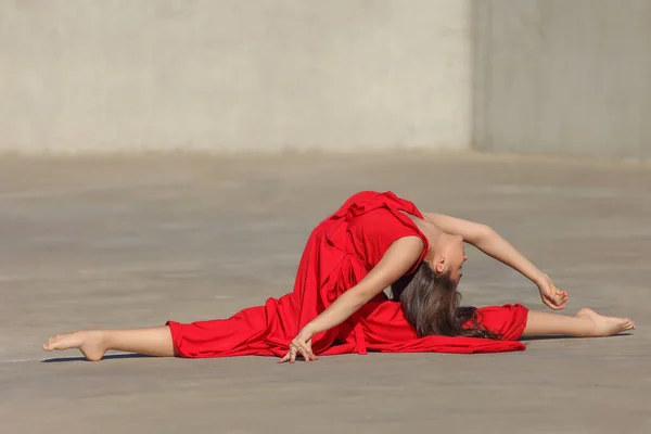 Ung Beaty Flexibel Asiatisk Kvinna Röd Klänning — Stockfoto