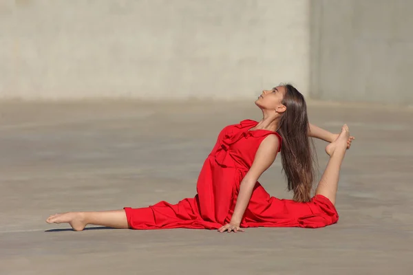 Young Beaty Flexible Asian Woman Red Dress — Stock Photo, Image