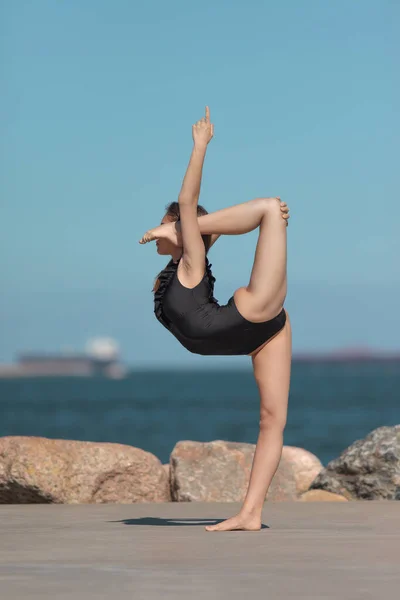 Jonge Sierlijke Flexibele Turnster Badpak Flexibiliteit Door Zee — Stockfoto