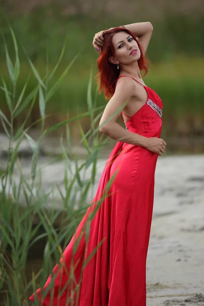 Młoda Kobieta Sukience Plaży Pobliżu Wody — Zdjęcie stockowe