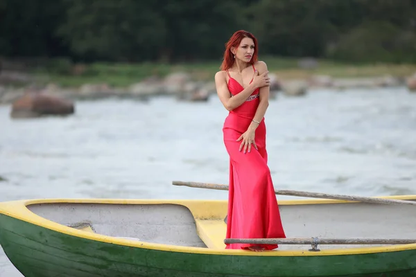 Junge Schlanke Frau Rotem Kleid Mit Holzboot Auf Dem Meer — Stockfoto