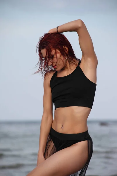 Junge Schlanke Frau Bikini Vor Dem Hintergrund Des Meeres — Stockfoto