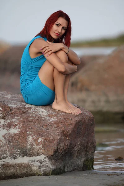 Mujer Joven Vestido Playa Cerca Del Agua — Foto de Stock