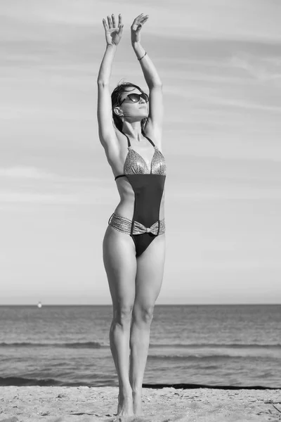 ビーチでセクシーなビキニで美しい女性 — ストック写真
