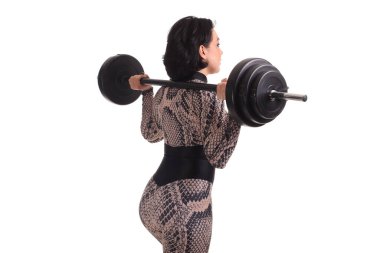 beyaz bir arka plan üzerinde barbell ile egzersiz gülümseyen sportif kadın